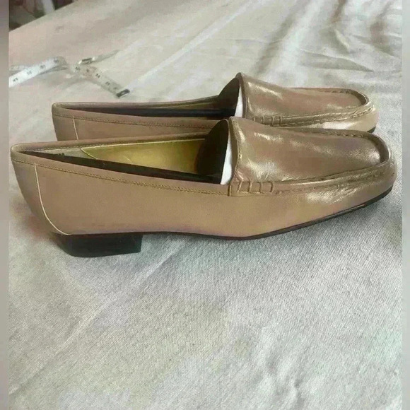 Bellini leather ladies tan loafers 7 Medium. Brand New NWOT. Perfect condition. - Picture 8 of 15
